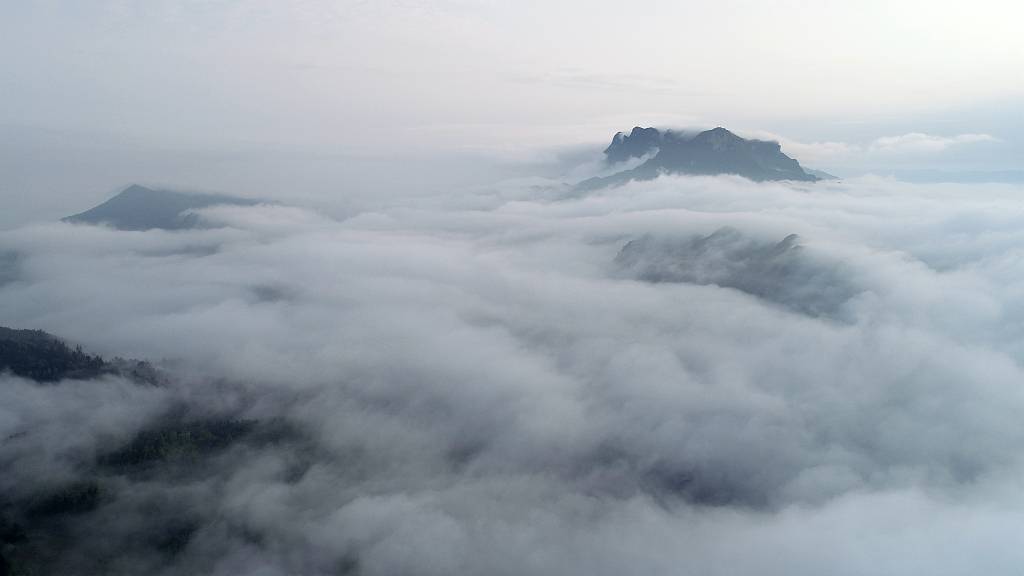 云雾缭绕的照片图片