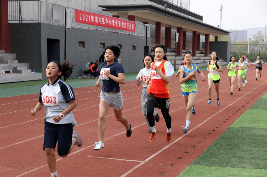 裁判长西藏中学张宇老师详细安排了各参赛队区域,比赛场地,执裁尺度等