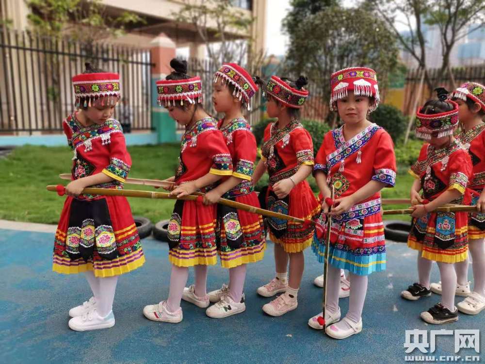 南宁市良庆区第四实验幼儿园玉象分园的孩子们表演竹竿舞(央广网记者