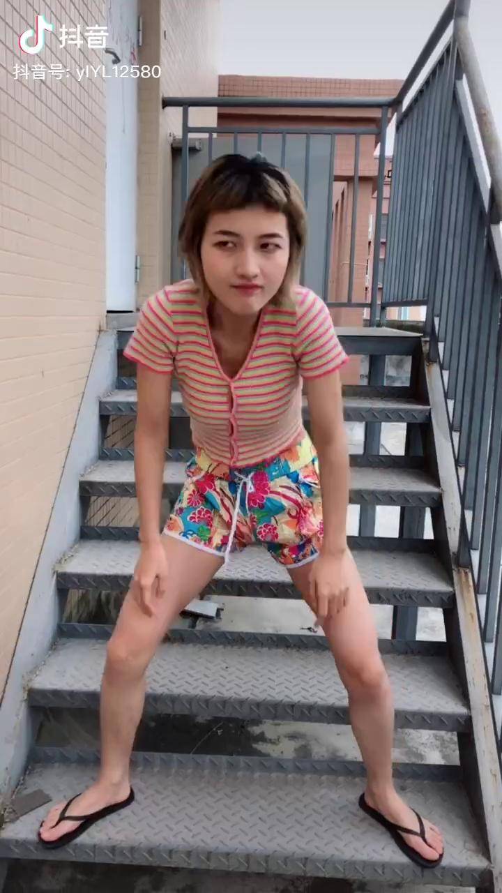这一放松我就容易上头逗比搞笑沙雕精神小妹君益妹子