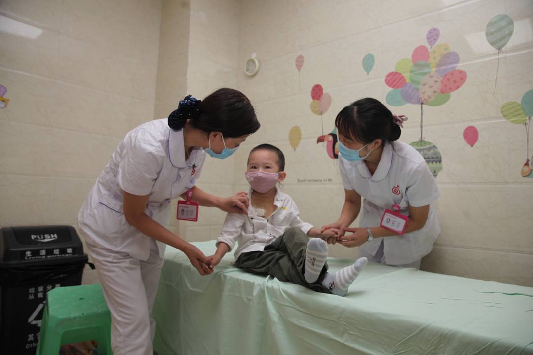 张娴护士长手机里存了许多珍贵的照片,她有空时会翻看这些照片,其中有