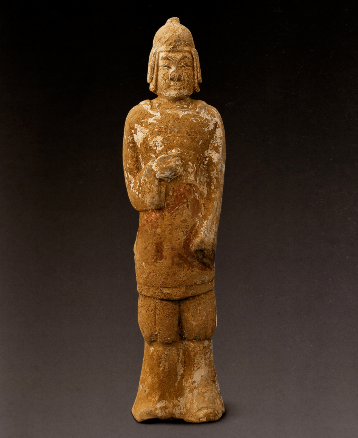 文物鉴赏动与静彩绘负箭箙fú武士俑