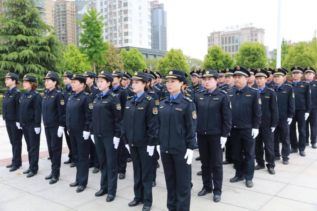 300多名漯河城管会操演练展现漯河综合执法铁军风采