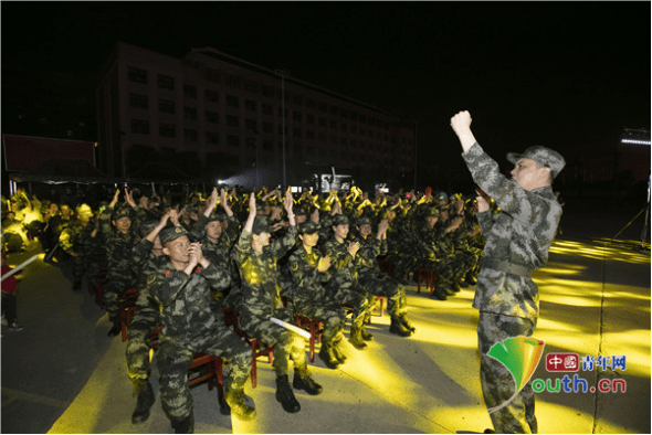 轻骑兵》舞步欢快,曲调悠扬,队员们用优雅刚劲的舞姿,展现了文艺轻骑