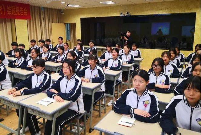 荆丰中学团支部近日,荆丰中学团总支开展"青年人为什么要学党史"第一