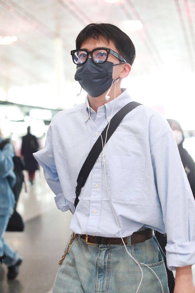 费启鸣顺毛发型黑框镜配衬衫超清爽 见粉丝360度挥手变乖乖仔