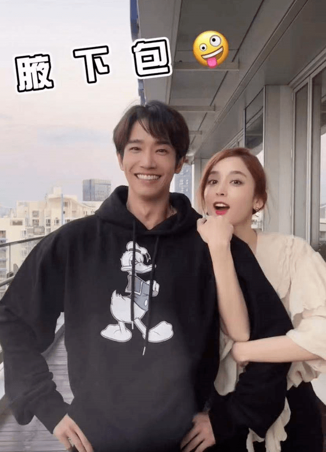 为了扮演腋下包,古力娜扎紧紧地挽着刘以豪的胳膊,脸上止不住的甜蜜.