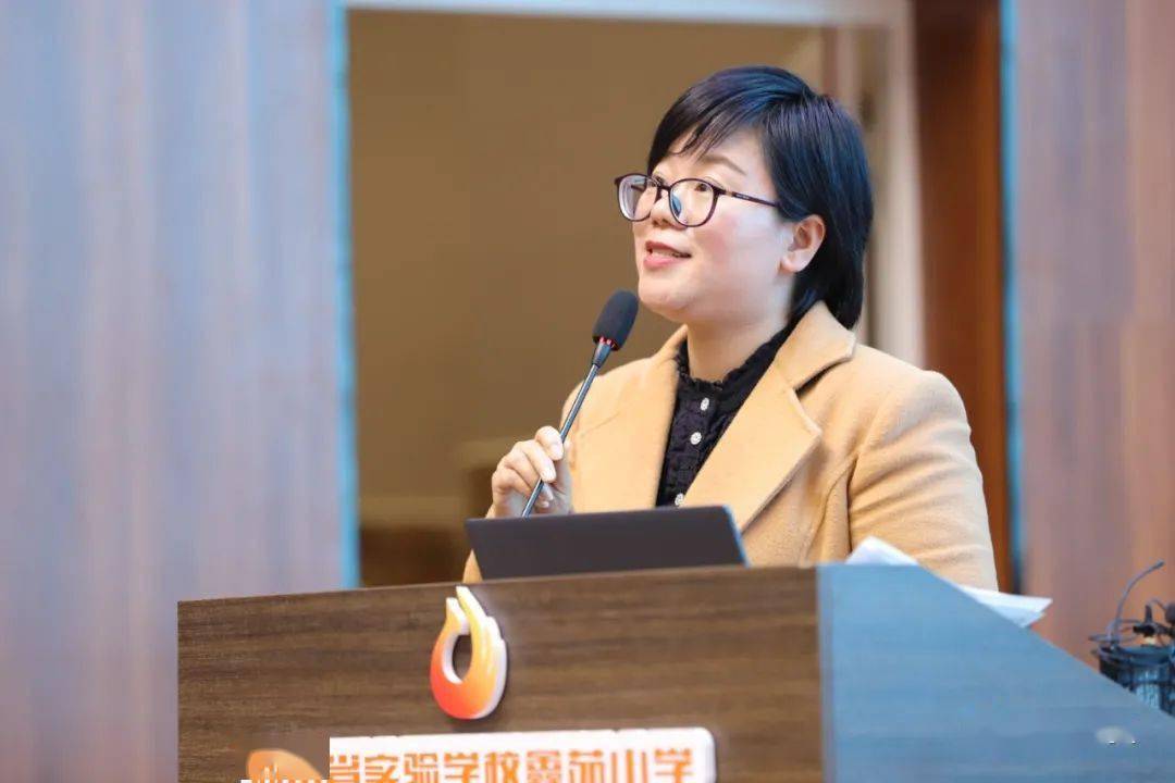 刘娜认为,教师可通过"课下自由泛读,课上精读辅导,进行评价与反馈"的