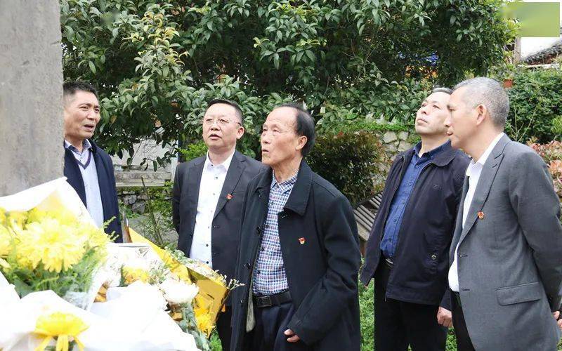 在酉阳县人大常委会副主任李应贵的陪同下,考察团一行先后考察了龙潭