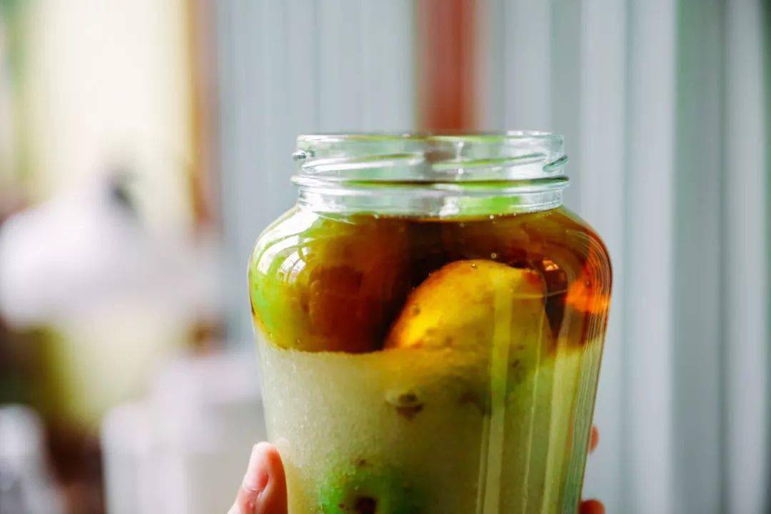 每天有空就将瓶子摇一摇,两周后,青梅开始干瘪,青梅汁渗出,果醋青梅汁