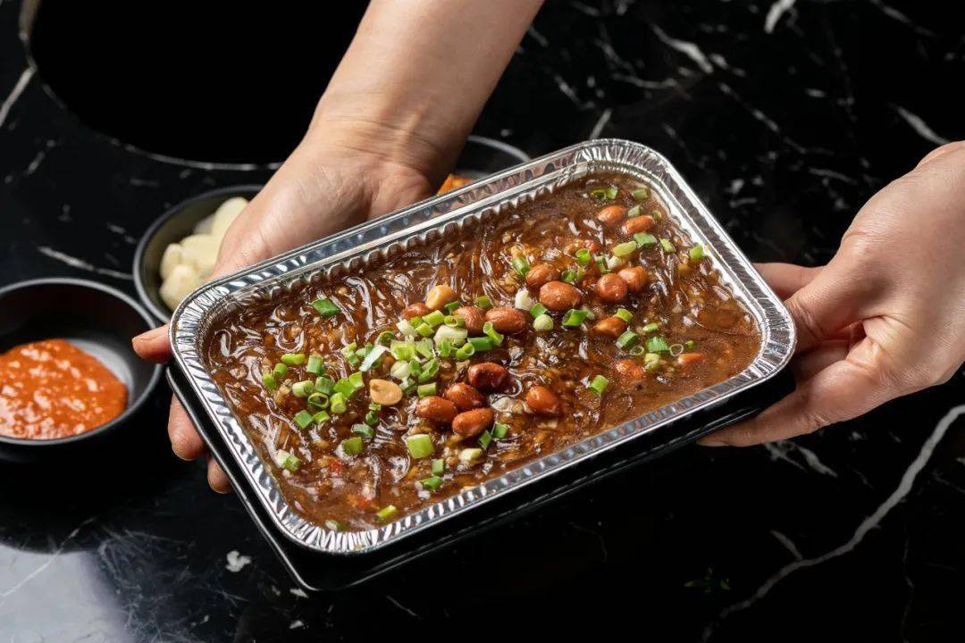 锡纸粉丝煲直接放在烤盘上烤后,夹上一筷子一嗦,嗦粉的快乐就来了