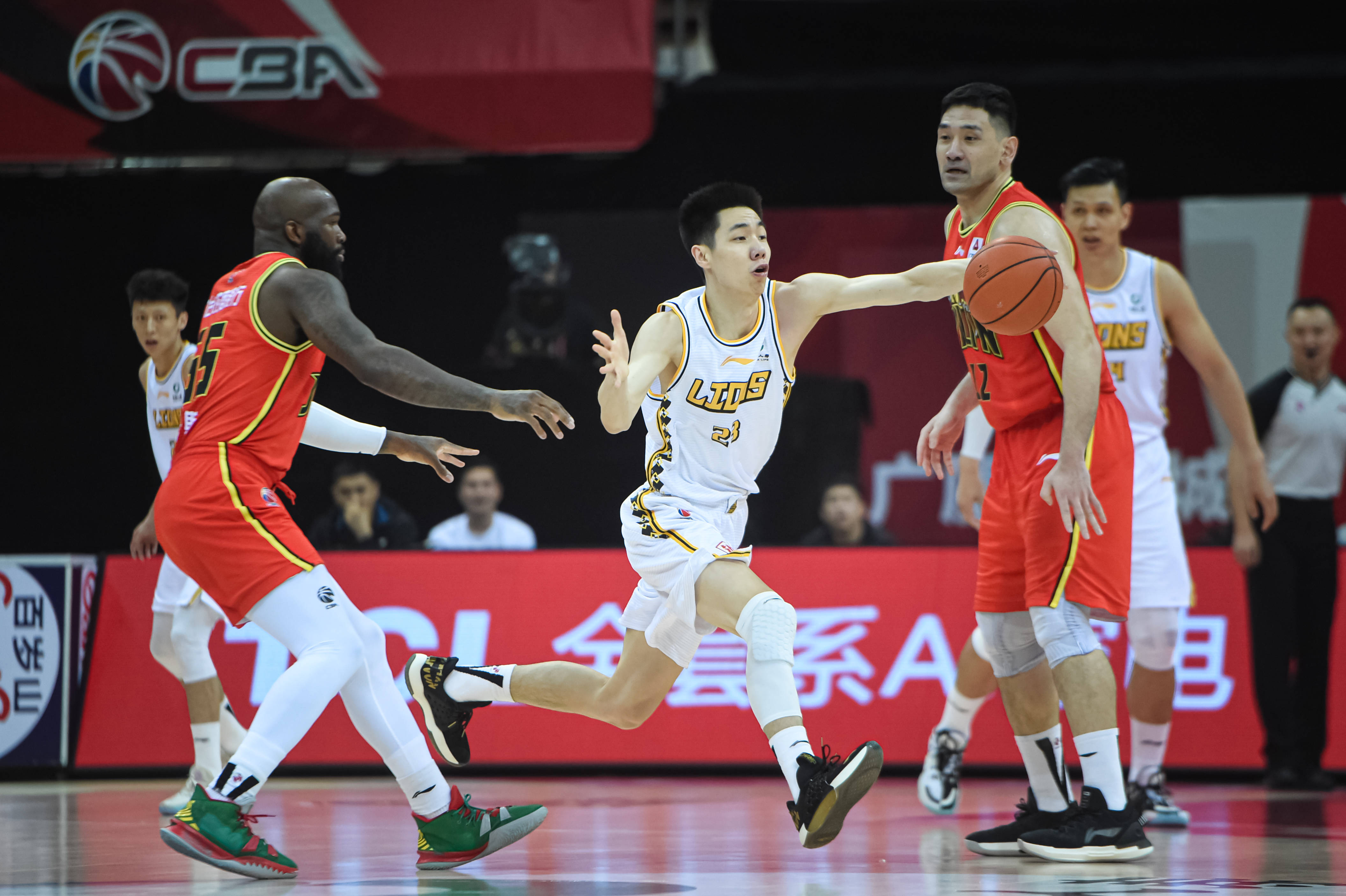 在浙江诸暨举行的2020-2021赛季中国男子篮球职业联赛(cba)季后赛首轮