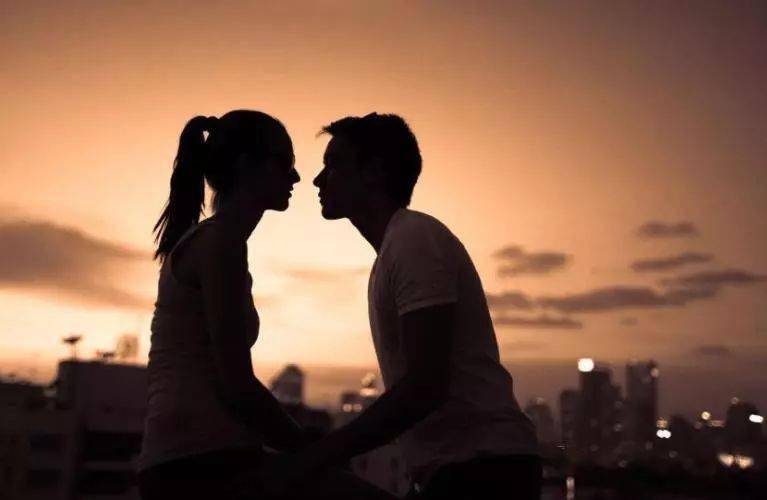 02有人说:爱上一座城,是因为城里住着某个人,能够与所爱的人在一起,连