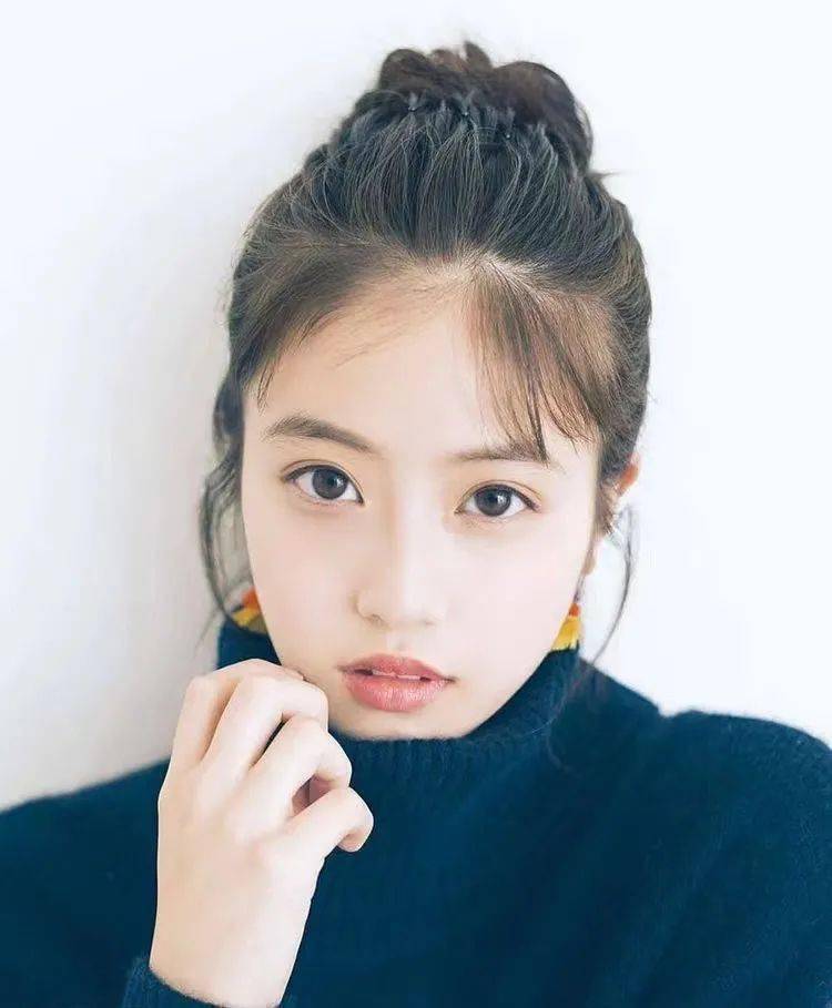 还可以利用发夹将颅顶发扎高,像马尾或者苹果头这种,元气又可爱,但