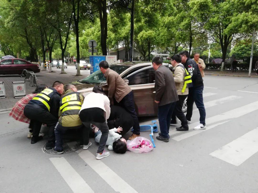 女童被车碾压危急时刻他们抬车救人