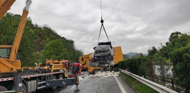 巾石清障救援队八小时连续奋战冒雨处置多起交通事故