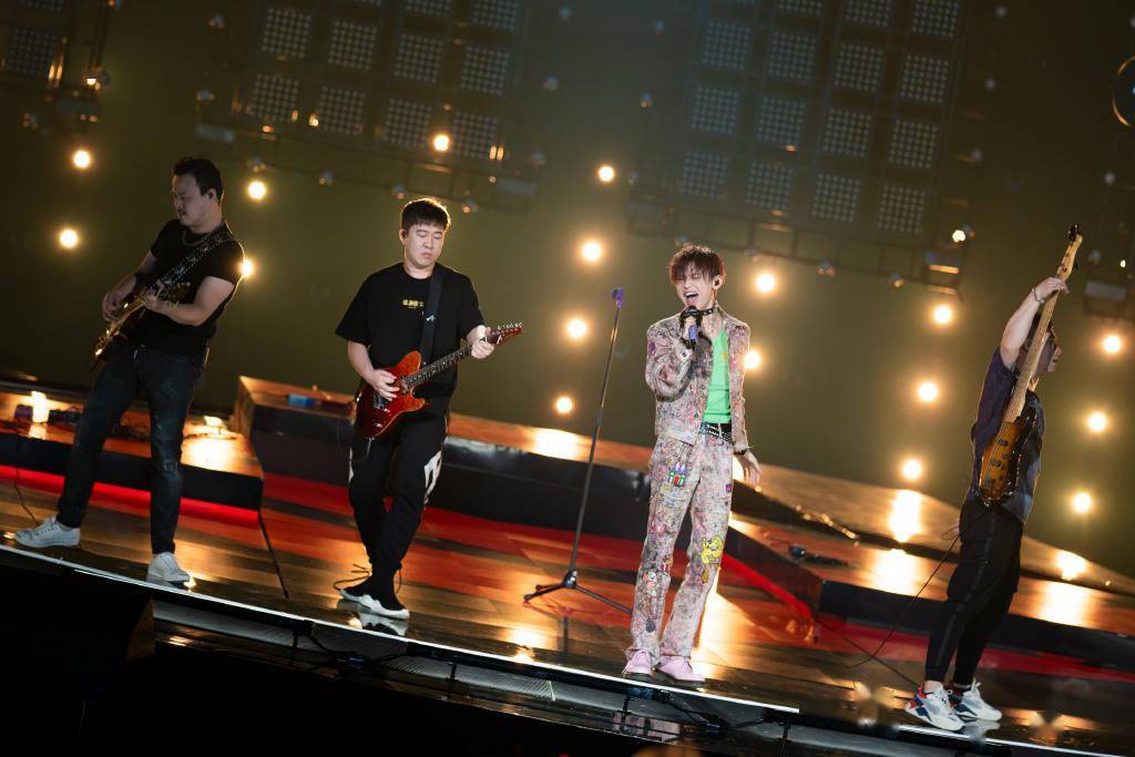 沉浸音乐的少年,人格魅力满格 小鬼《为歌而赞》新歌首秀舞台燃炸全场