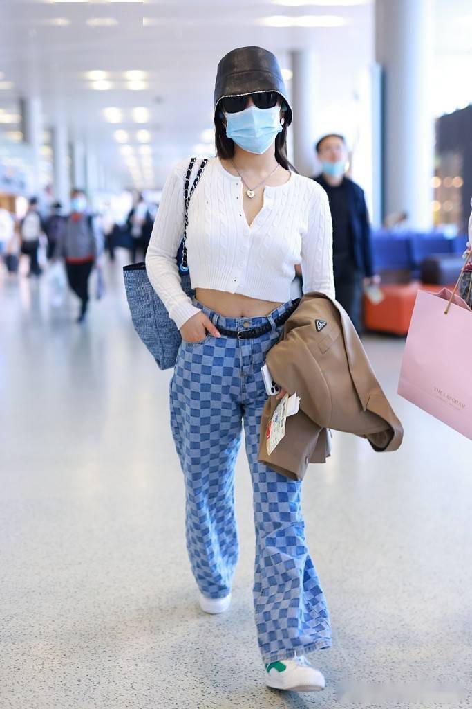 袁娅维现身机场 清凉造型秀蛮腰显好身材