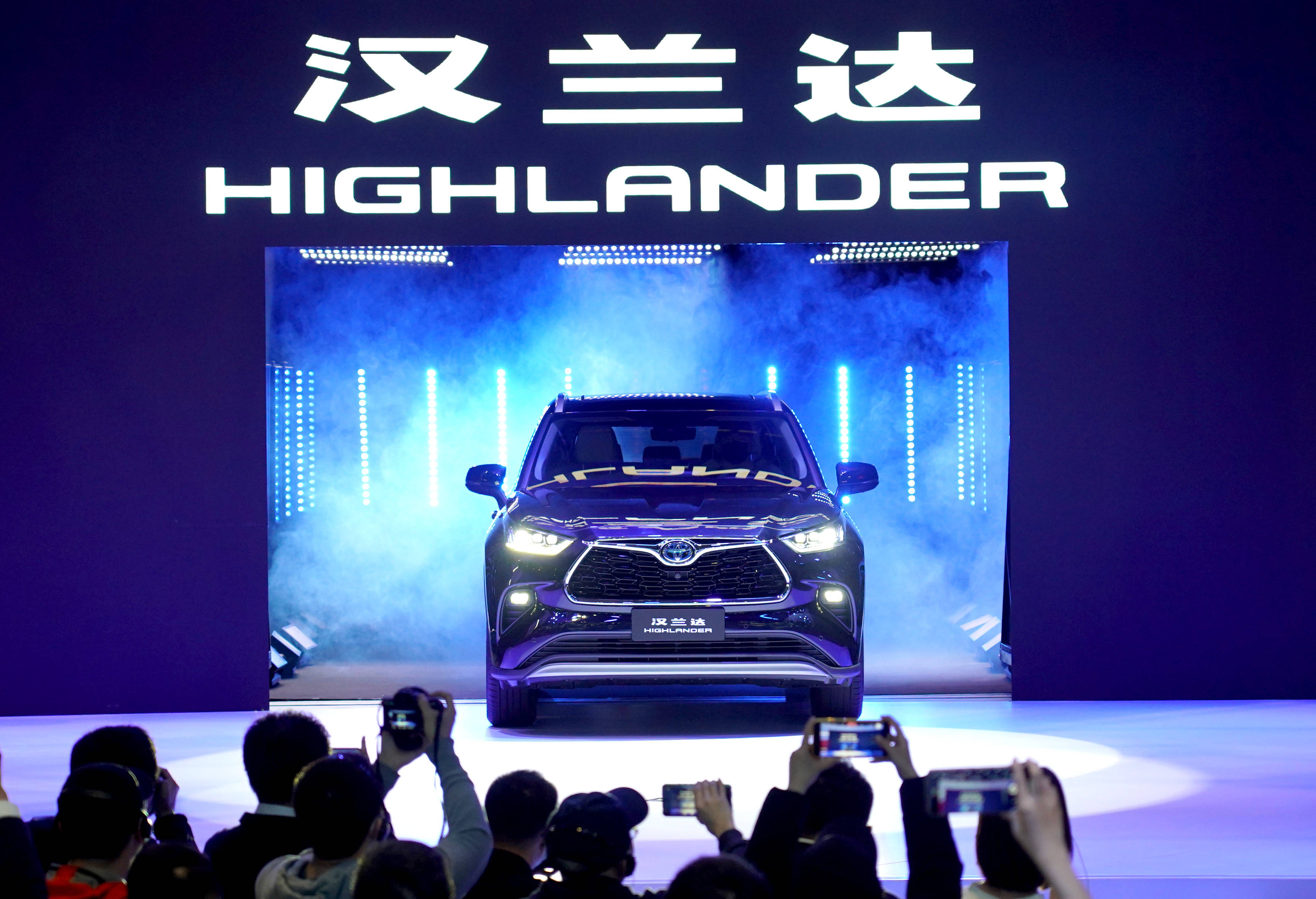 4月19日,媒体记者在发布会上拍摄广汽丰田推出的全新第四代汉兰达suv