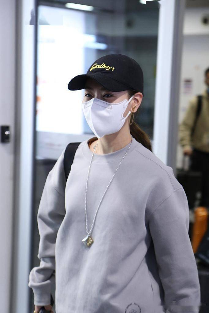 白冰深夜抵达机场穿灰卫衣休闲随性 笑眼弯弯对镜招手