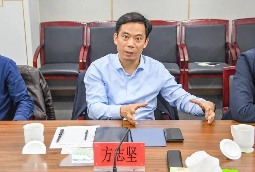 镇党委书记方志坚,党委委员庄跃华出席会议.