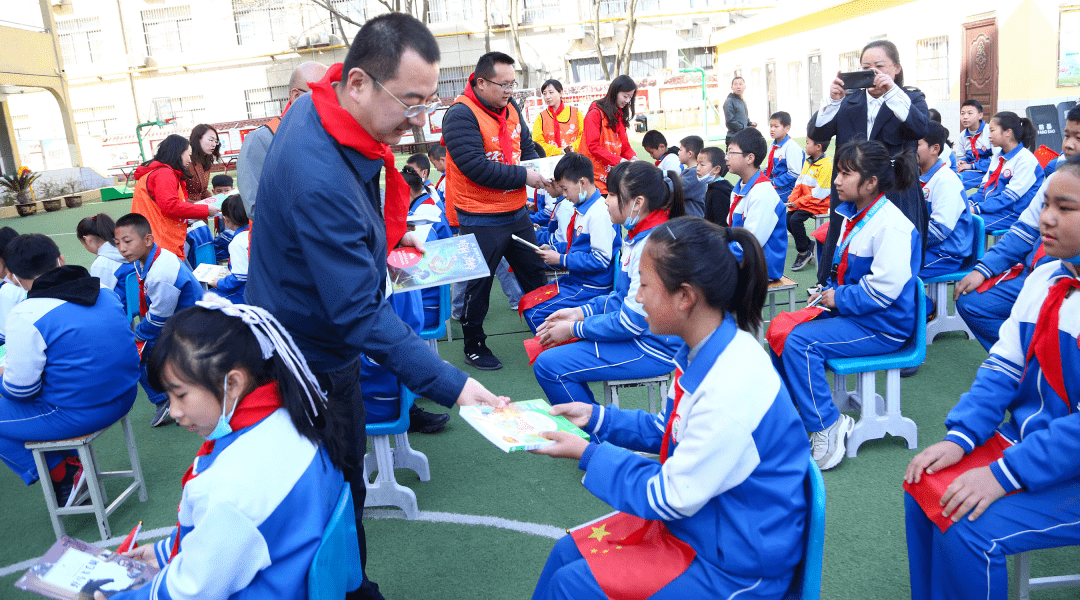 牵手圆梦收获希望共青团延安市委延安市少工委携手弘阳集团举办图书室