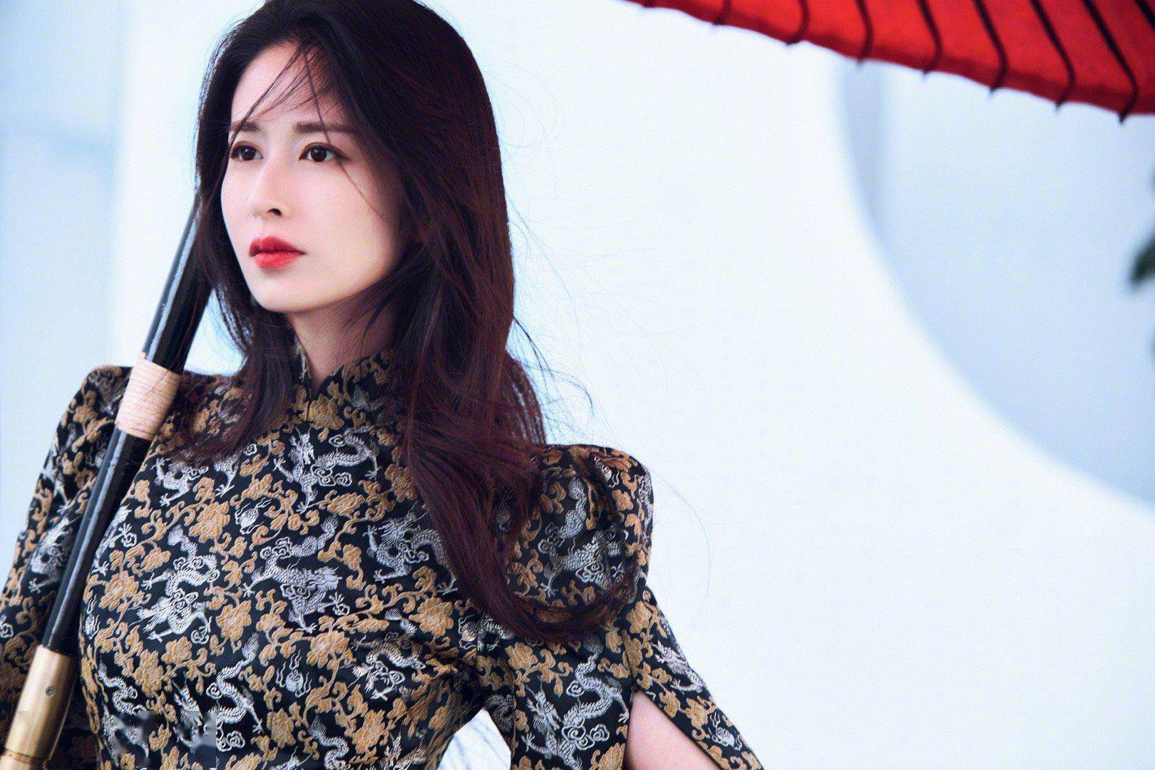 颖儿首次尝试国风气场太强龙纹刺绣配腰带原来旗袍还能这么穿