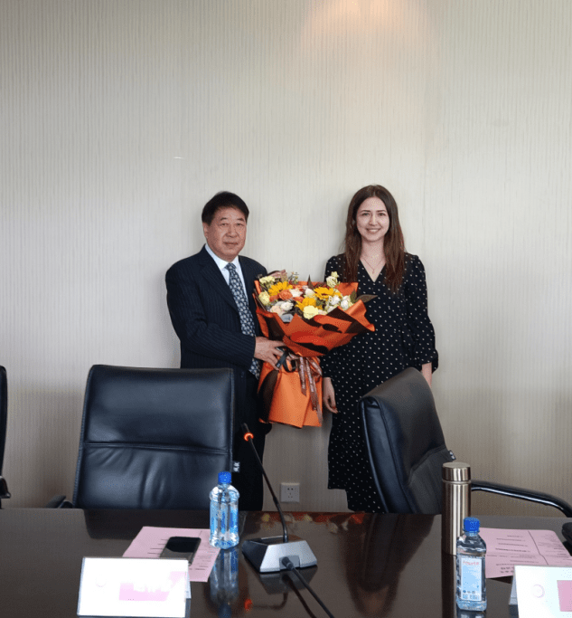 次座谈会的领导与参会的国际奖学金生代表,并邀请校长赵作斌教授致辞