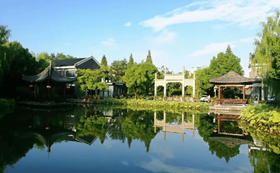 长岛公园四周环水,与江南水乡一样,桥是长岛的特色之一,湖州有句老话"