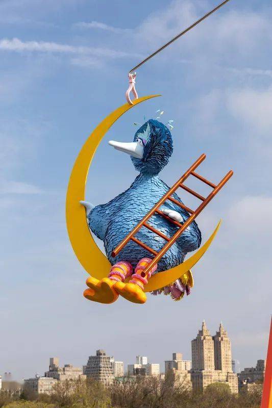 充满趣味的芝麻街灵感雕塑在met屋顶开放