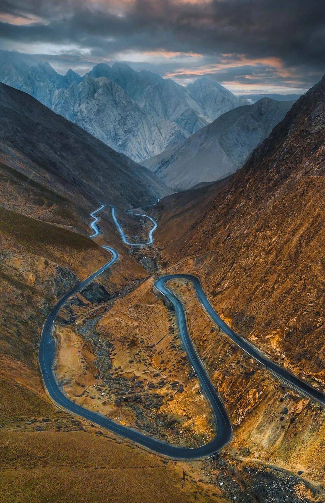 16个冰山达坂,44条冰河……那里就是新藏公路,国道219线,也是世界上