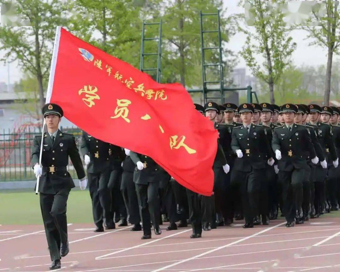 震撼陸軍航空兵學院舉辦永遠跟黨走隊列歌詠會操