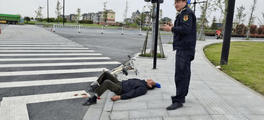 場面有點血腥錢塘區一老人摔倒在地留了很多血如果你遇到敢扶嗎