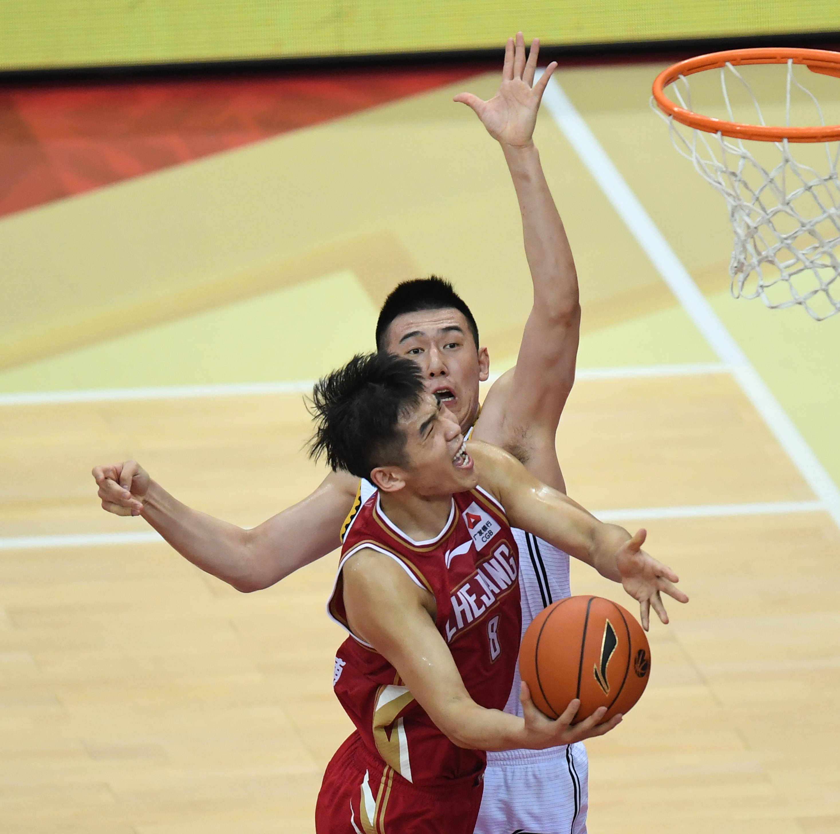 4月21日,浙江稠州金租队球员陆文博(前)在比赛中带球突破上篮.