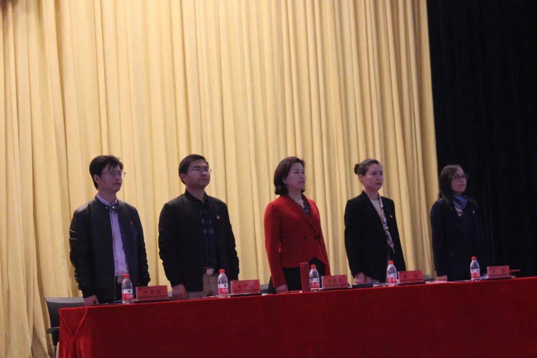 奏唱国歌01我校党委副书记许莉勇出席并讲话,奉化团区委书记李丽,校学