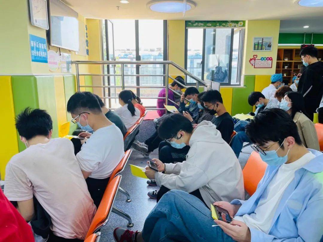 排队5分钟打针30秒在嘉兴打疫苗成了一种潮流现场都是人人人人这里