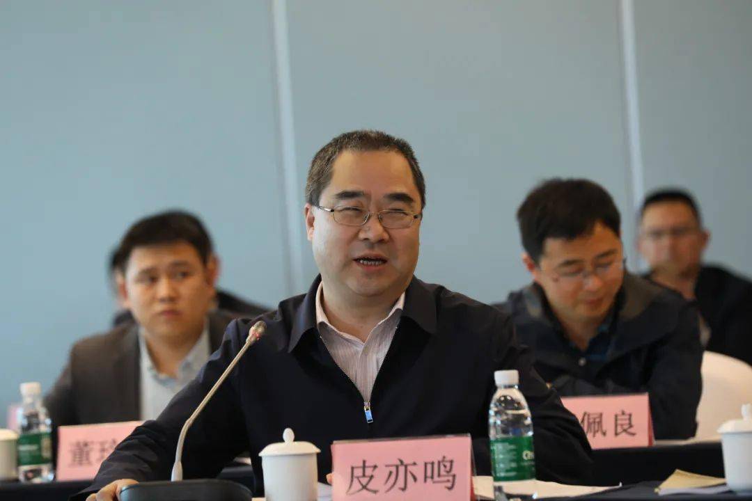 化厅副厅长皮亦鸣,省经济合作局二级巡视员张树华,副市长陈伐出席会议