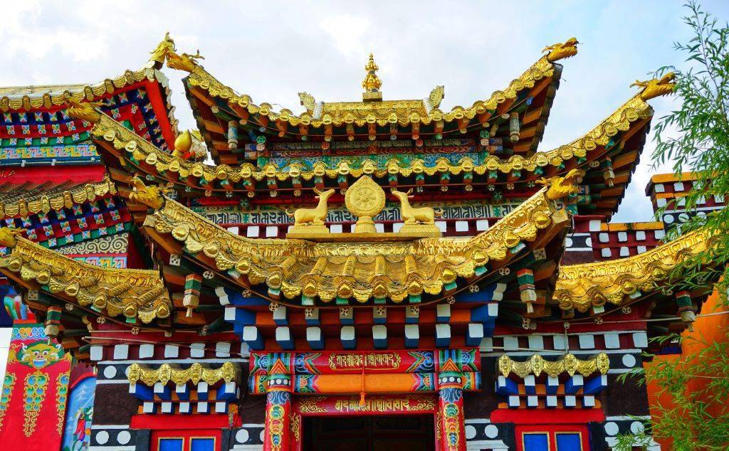 是四川经济相对落后区域,但是宗教信仰神秘而多样,保留了各种藏传佛