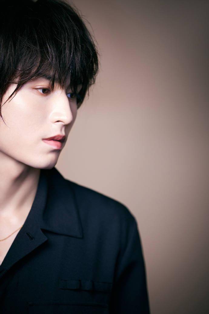 工作室抖落库存黑衣长发花絮照 我直呼张哲瀚,嗨,美人!_手机搜狐网