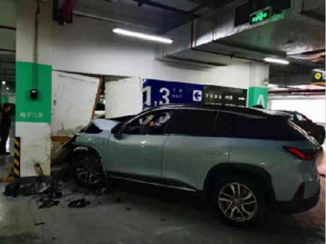 上海车展特斯拉维权事件解析是什么让车主被迫站车顶维权