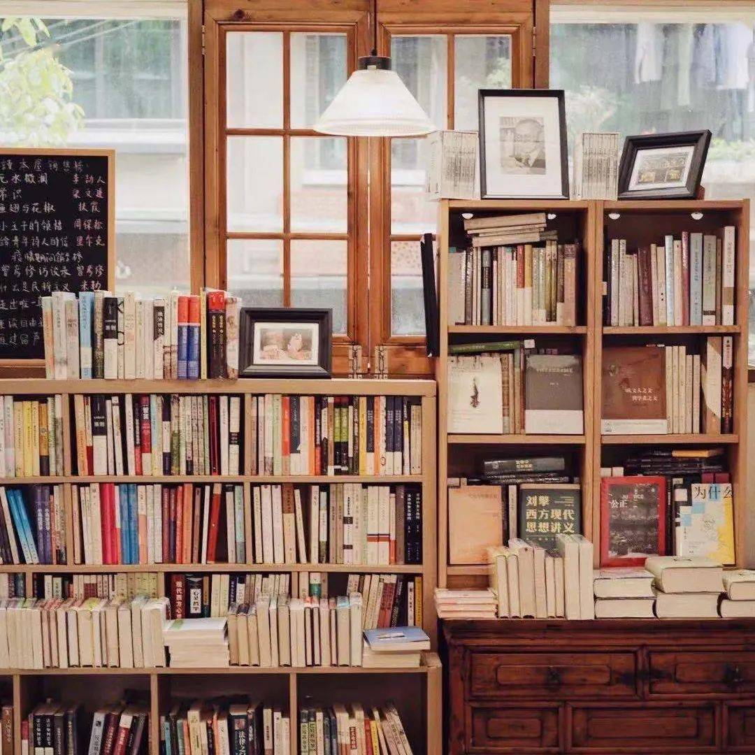 书店外形主要以木质日式风格为主,花花本以为会能找到不少小清新的