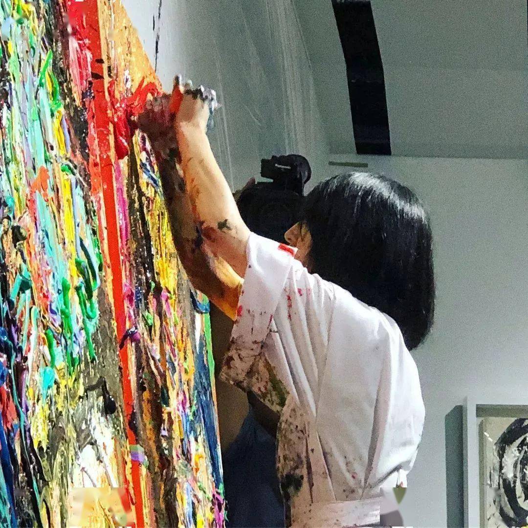 “狂野少女”绘画堪比毕加索,8亿人看她作画,作品震惊整个国际画坛