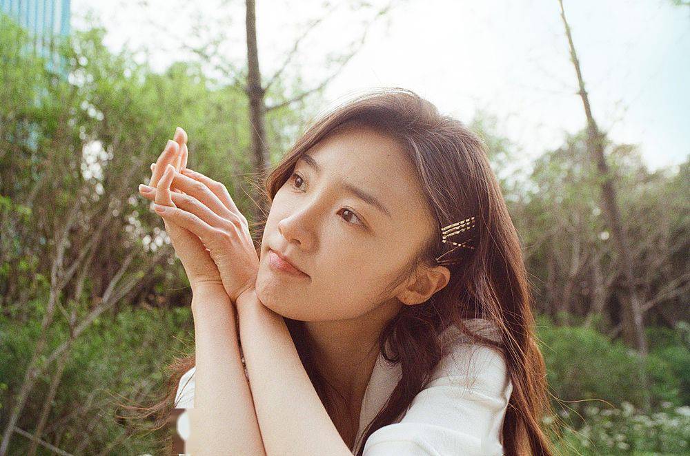 张月世界地球日发写真小秀蛮腰置身绿光森林元气动人