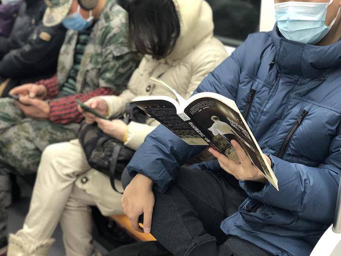 上海地铁上的读书人,最近一年在读什么?