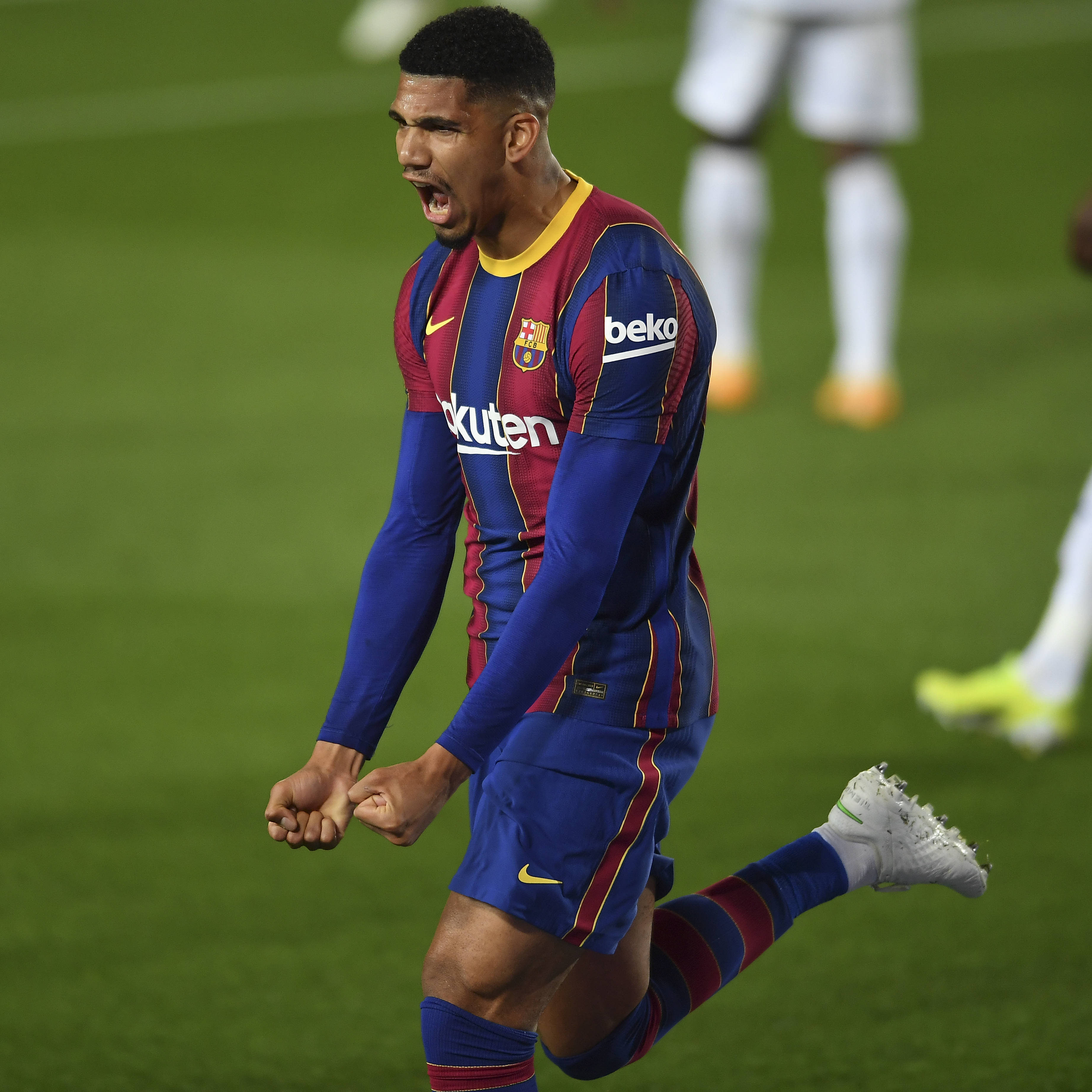 4月22日,巴塞罗那队球员阿劳霍在比赛中庆祝进球.