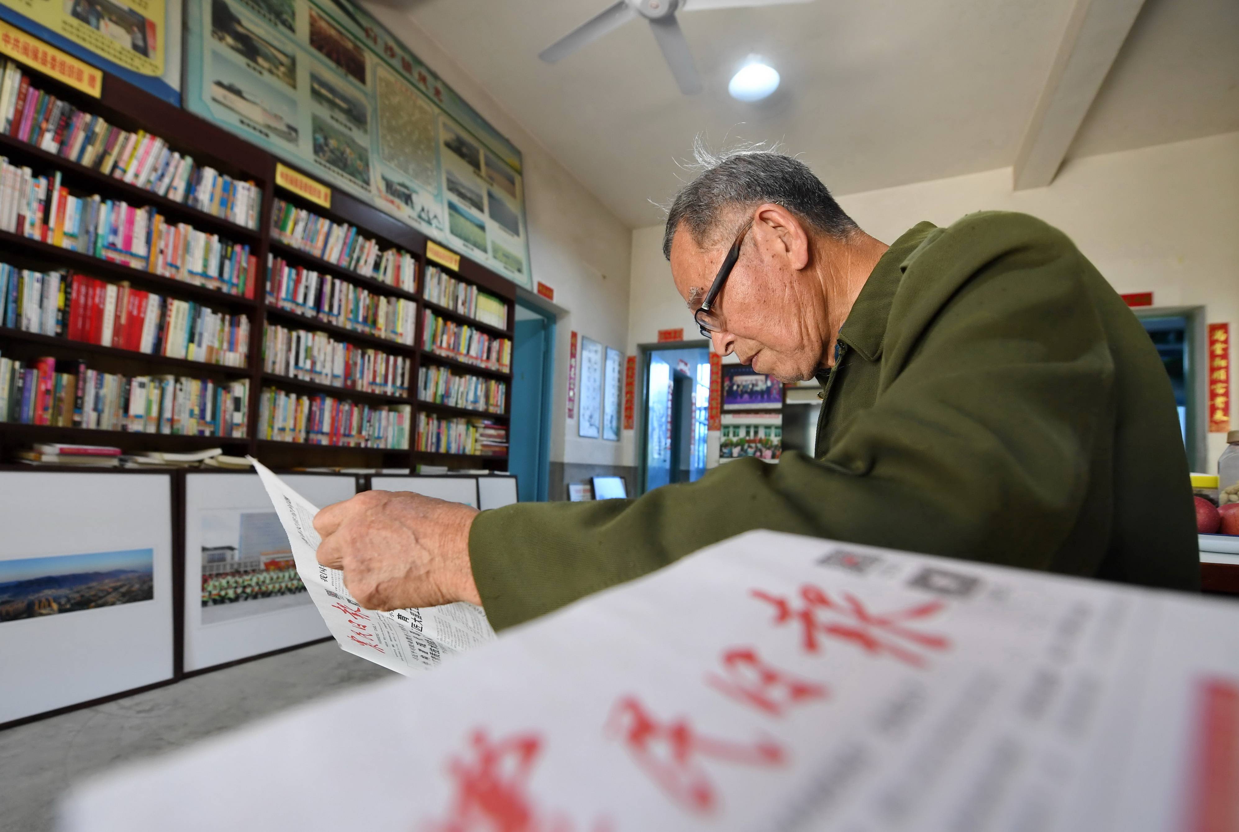 父子接力办好乡村公益图书馆