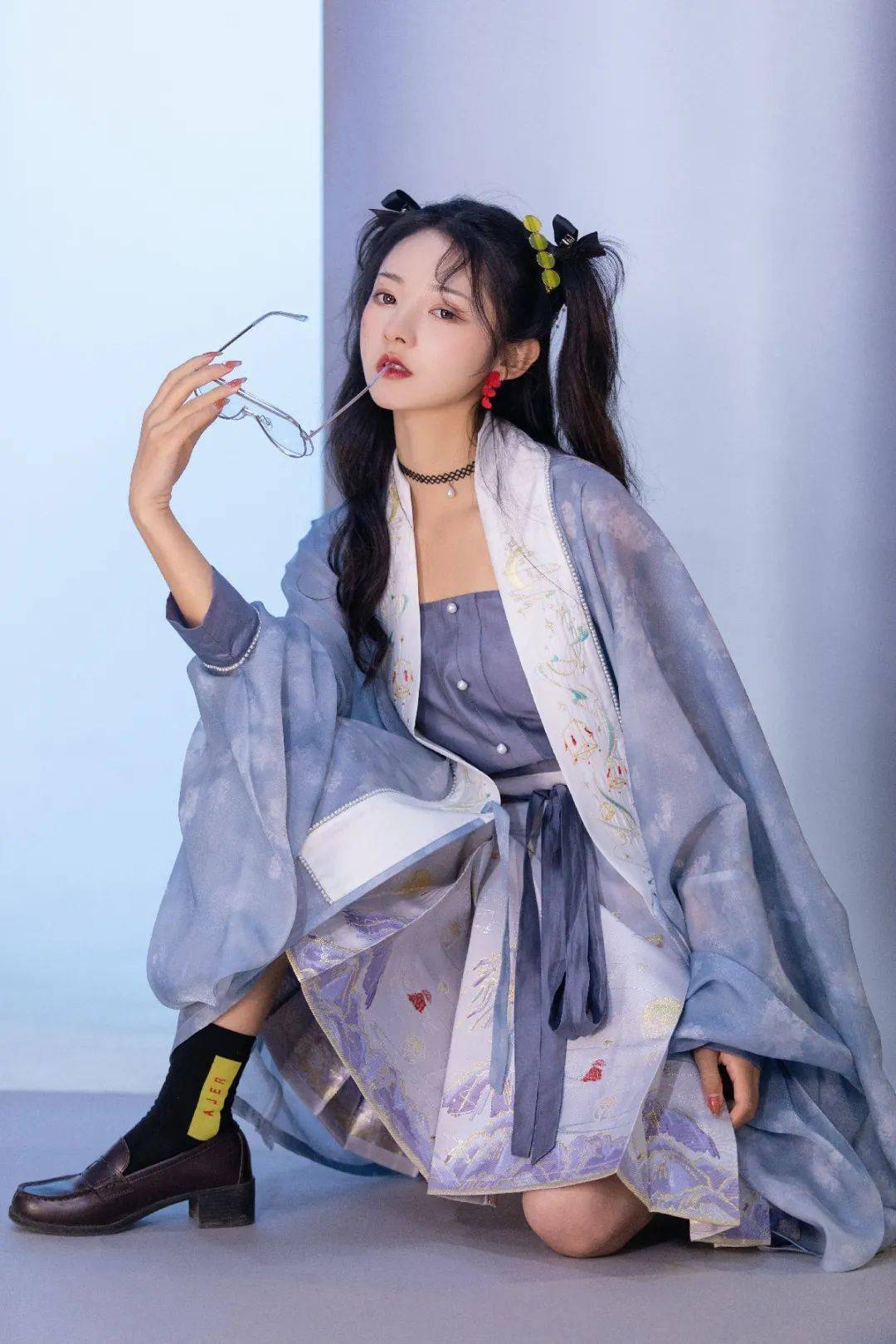 且需在本条下评论)(截图发至公众号对话框将会获得【白烨】汉服一套!