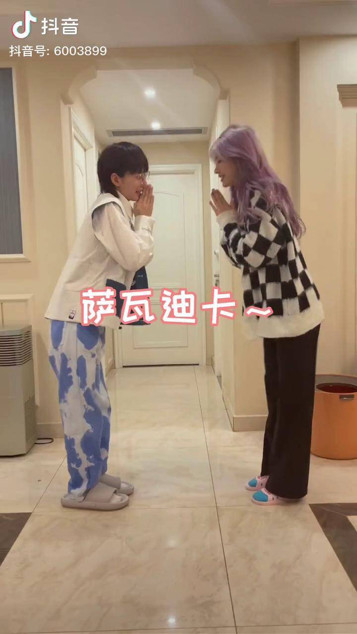 新学了一个特别欢乐的聚会游戏萨瓦迪卡锅盖wer爆胎草莓粥