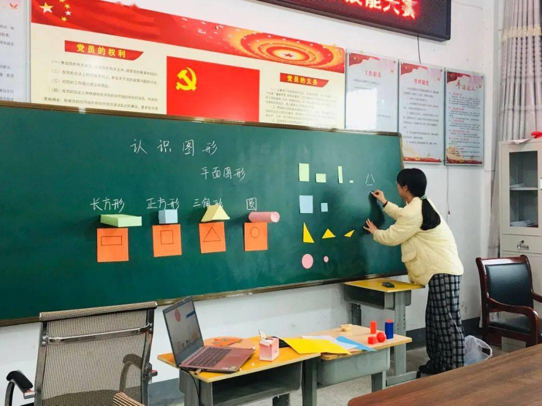 充分运用多种手段,将图片,教具和丰富的肢体语言等融入到教学之中,或