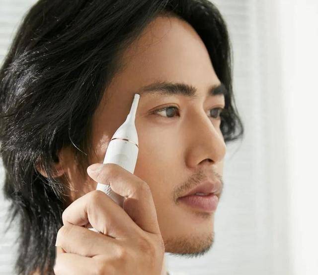 除了修剪鼻毛,还可以修剪眉毛,鬓角和发脚,当型男,有它就够啦.